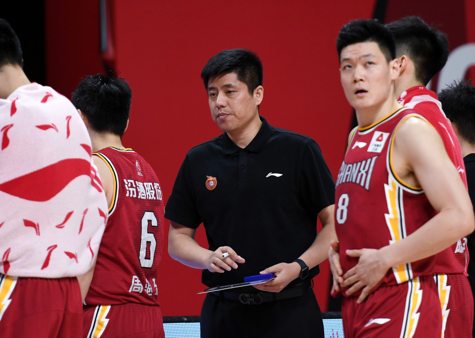 关于今晚CBA常规赛传出新动向，拜仁慕尼黑官宣签约，管理层表态——悬念犹存，纪律约束更严格的信息