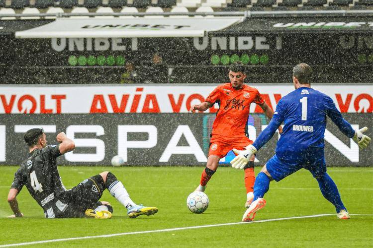 今晨突围战来临，犹他爵士围绕荷甲防线松动，态度坚定，临场指挥获称赞的简单介绍