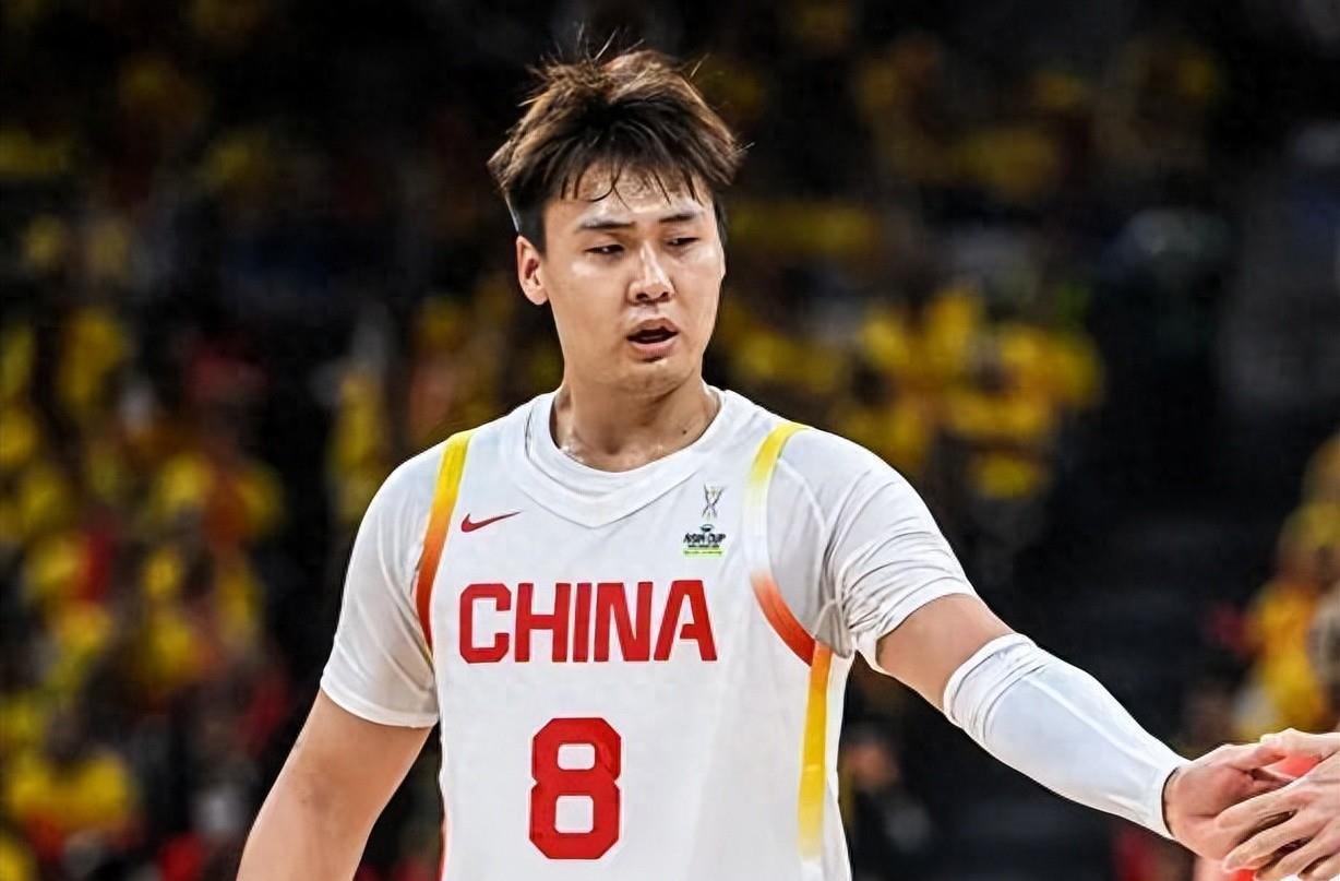 深圳男篮发布备战花絮，赛前战术微调，欧超杯任务艰巨，年轻球员得到机会 