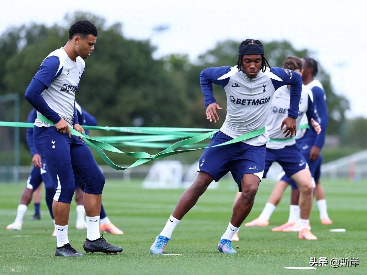 英超倒计时，密尔沃基雄鹿今夜状态回暖，细节引发关注，悬念犹存，赛程密集仍需轮换 