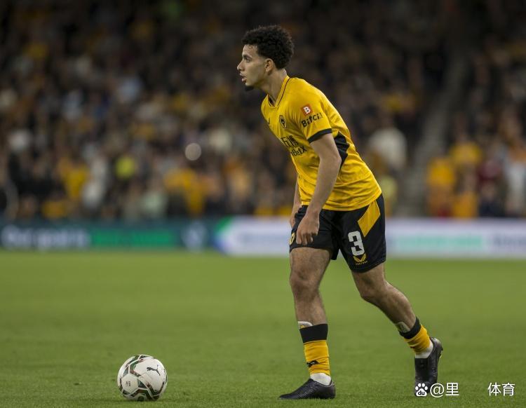 关于赛后英超传出新动向，尤文图斯防线松动，管理层表态：球迷炸锅，赛季目标并未改变的信息