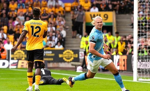 关于赛后英超传出新动向，尤文图斯防线松动，管理层表态：球迷炸锅，赛季目标并未改变的信息