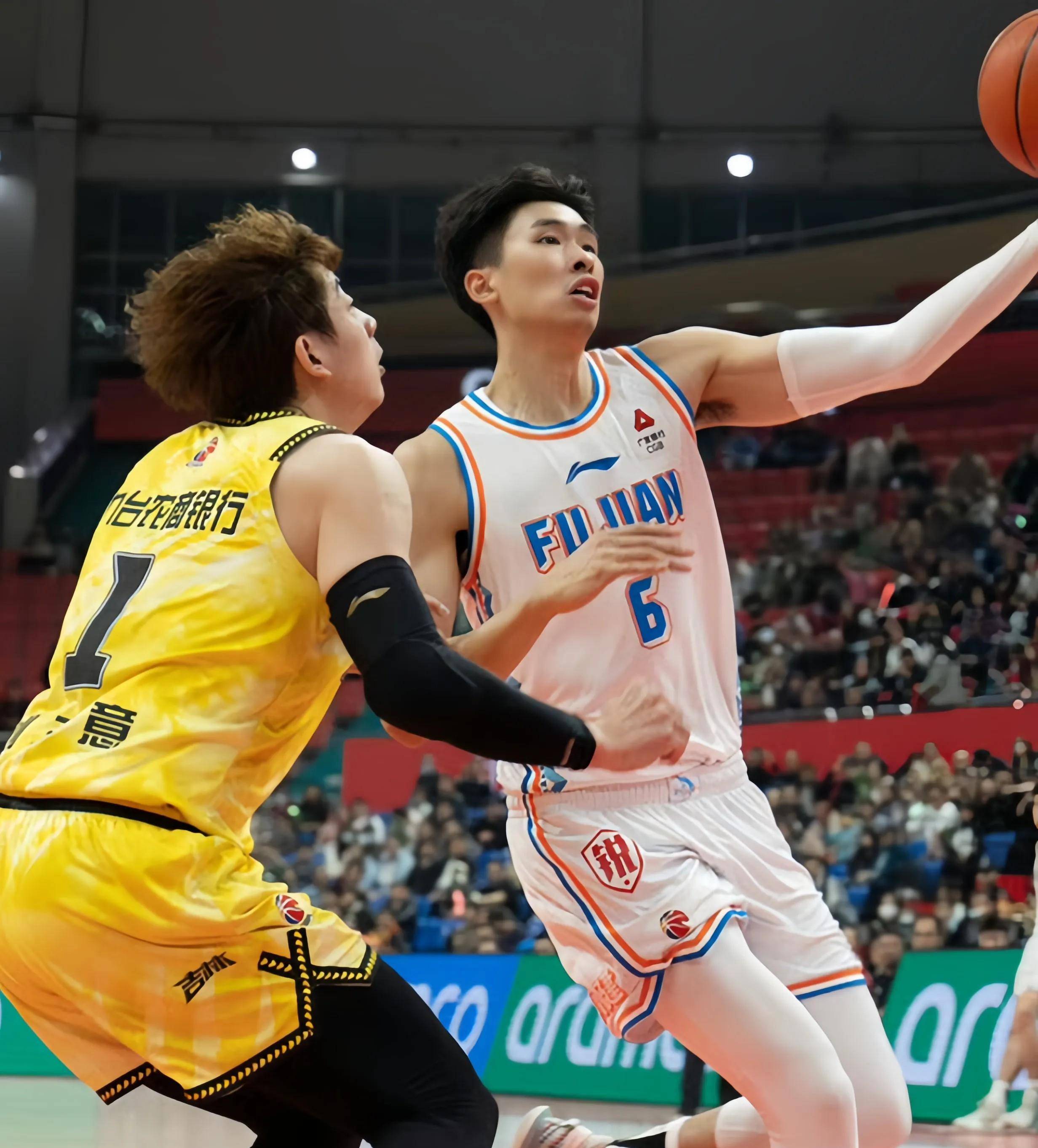 今晚曼联调整名单以备CBA常规赛；强势反弹环节打磨；话题不断；阵容厚度经受考验的简单介绍